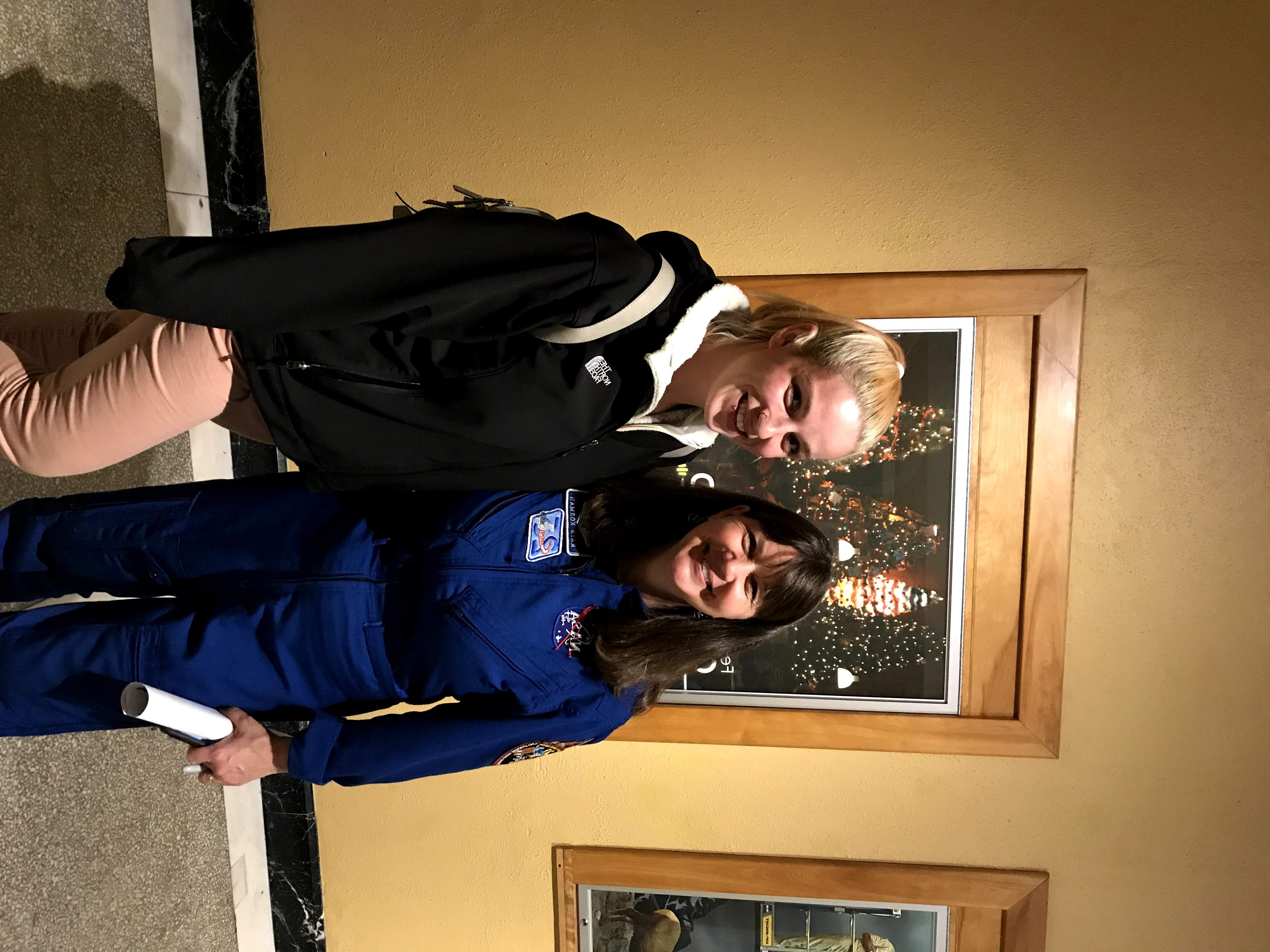 16届的艾莉·佩维和美国宇航局宇航员凯迪·科尔曼